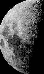 Фотография Леона Стюарта. Вспышка заметна почти в центре лунного диска.