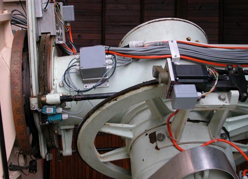 Старинную монтировку вращают современные шаговые двигатели Старинную монтировку вращают современные шаговые двигатели