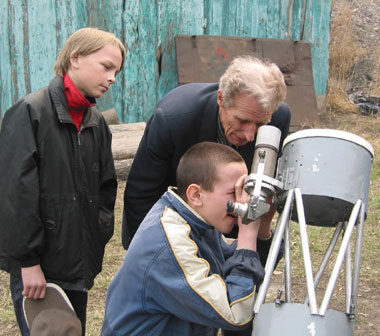 Преемственность поколений: Э.Г.Зуев, руководитель Иркутского астроклуба, наставляет растущую смену.