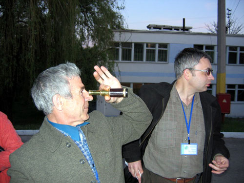 Александр Дейна пристально вглядывается на запад в поисках кометы 2001Q4 Neat, в то время как на заднем плане Олег Малый легко находит ее через свои солнцезащитные очки :)